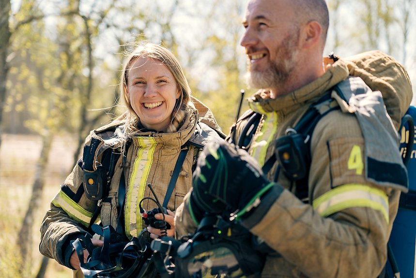 Ett foto på en man och en kvinna i brandmansuniform
