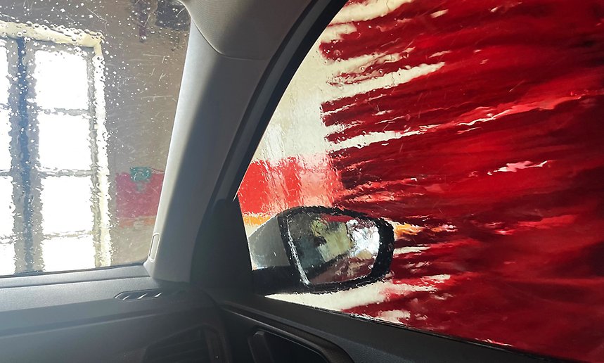 Inifrån en biltvätt. En bil som blir tvättad