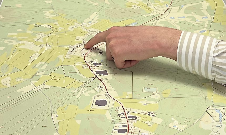 Bild på en hand som pekar på en karta 