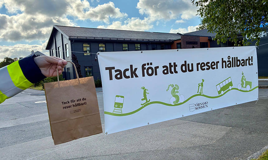 Reflexband, cykelpumpar och powerbars delades ut vid rondellen nära Lidl.