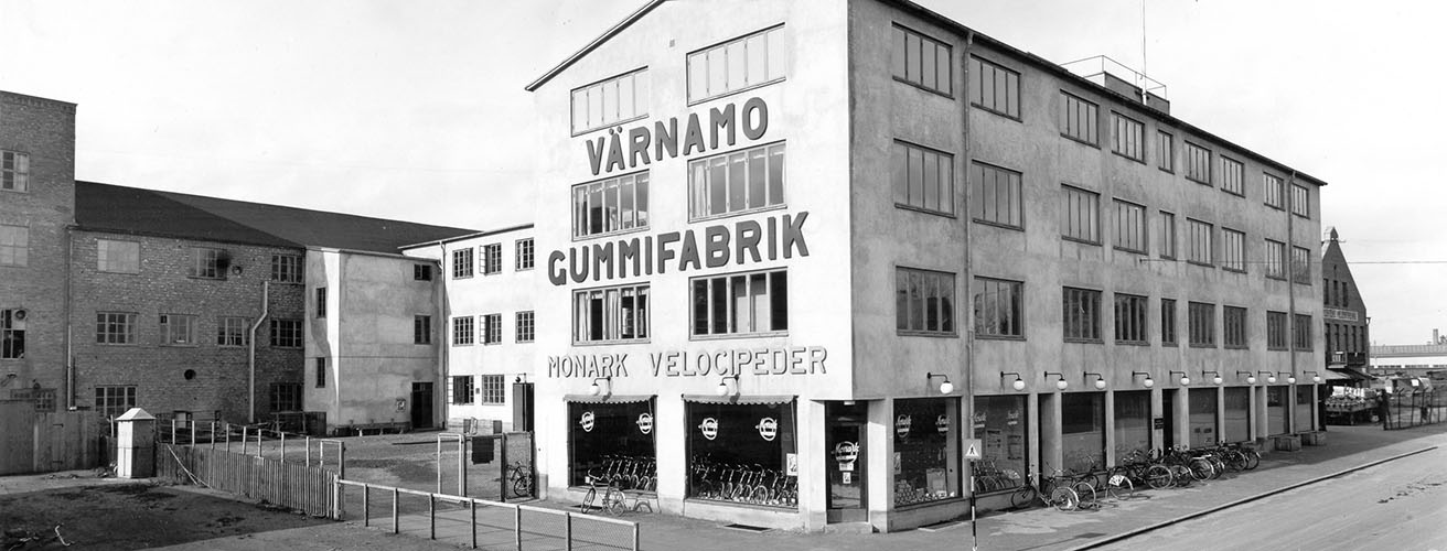 Äldre svartvit bild på Värnamo gummifabrik