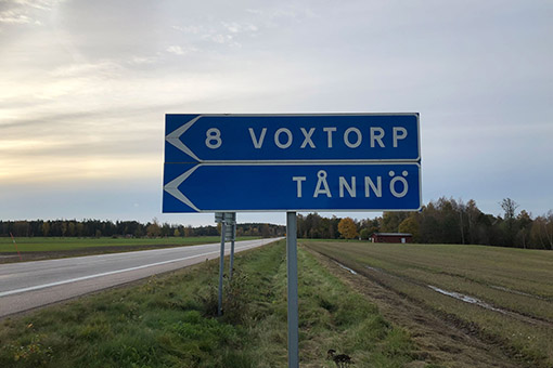 En bild med en vägskylt som pekar mot Voxtorp och Tånnö.