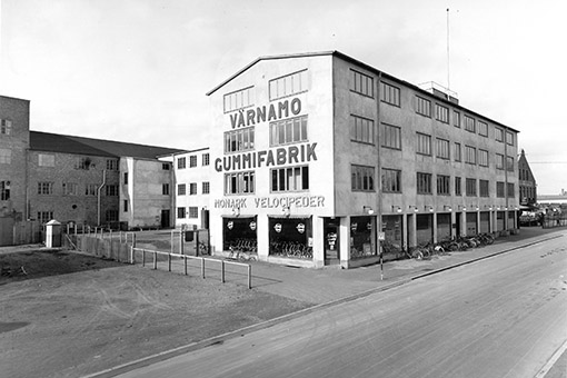 Äldre svartvit bild som visar Värnamo gummifabrik