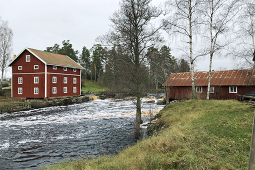 Bild på en fors med två byggnader, Kvarn och sågverk i Helmershult.