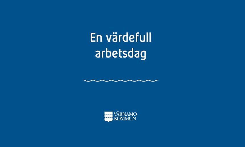 En person klädd i omsorgens arbetskläder skjutsar en person i en rullstol.
