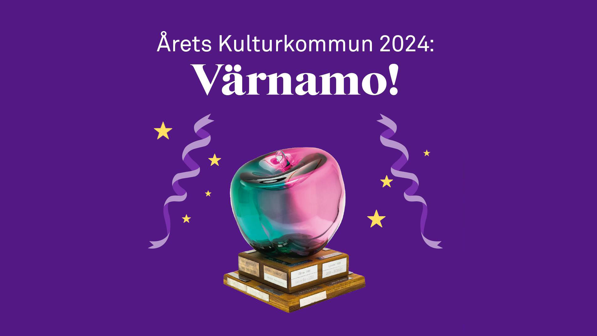 Bild av skulpturen för årets kulturkommun i form av ett äpple med texten "Årets kulturkommun 2024 värnamo"