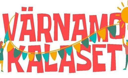 Värnamokalasets logga med texten Värnamokalaset, vimplar och en sol.