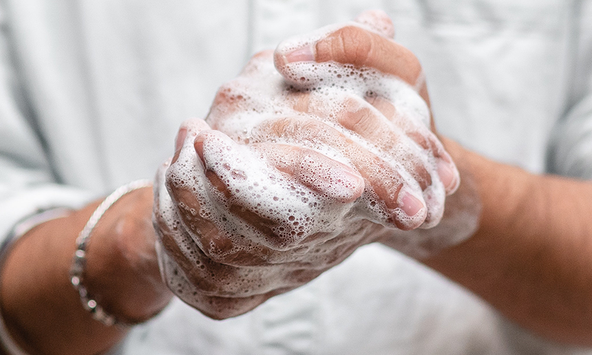 Två händer som tvättar sig. Det är skum på händerna.