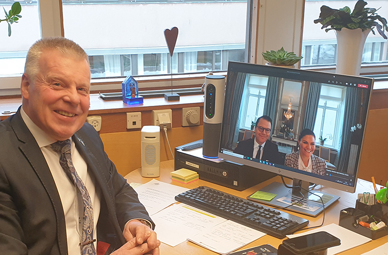 Bilden visar Hans-Göran Johansson intill en datorskärm, som visar kronprinsessparet under samtalet.