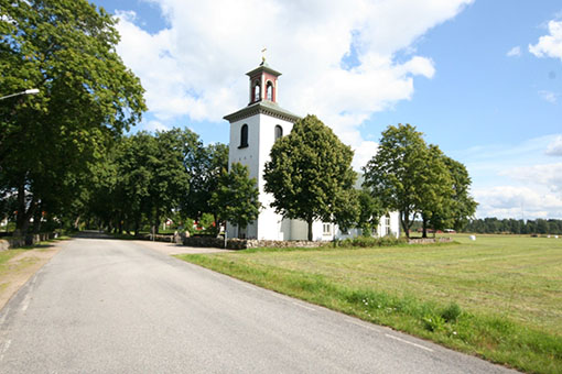Bild på Tånnö kyrka en sommardag