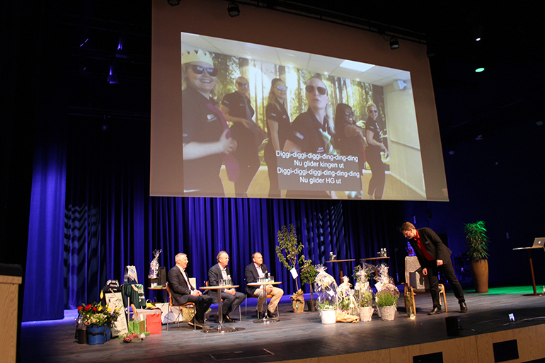 Bild som visar medarbetarna på Hälsocenter som i en film på storbildsskärm dansar och sjunger en hälsning till Hans-Göran.