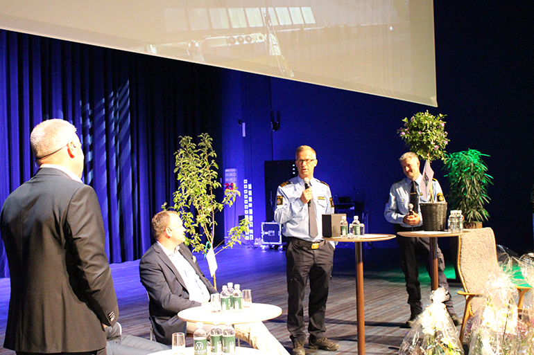Bild som visar poliserna Håkan Boberg och Andreas Sjöqvist på scenen tillsammans med Hans-Göran