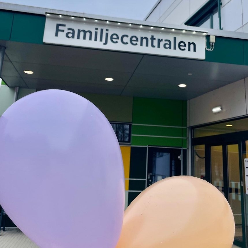 Entrén till familjecentralen i Värnamo med ballonger i förgrunden.