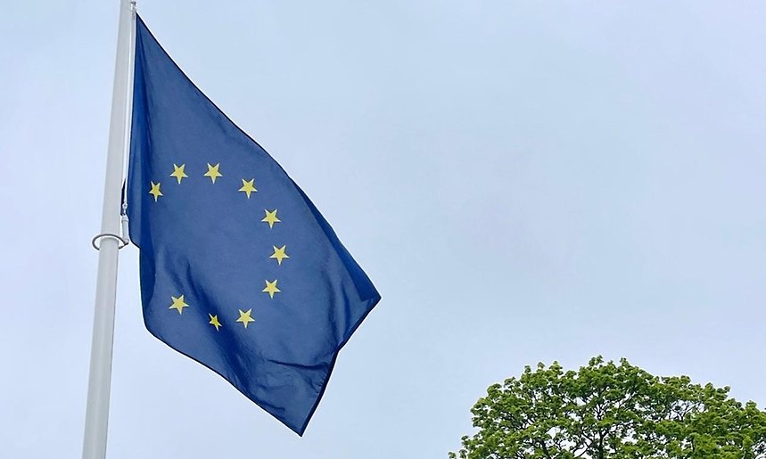 Europaflaggan hissad utanför stadshuset.