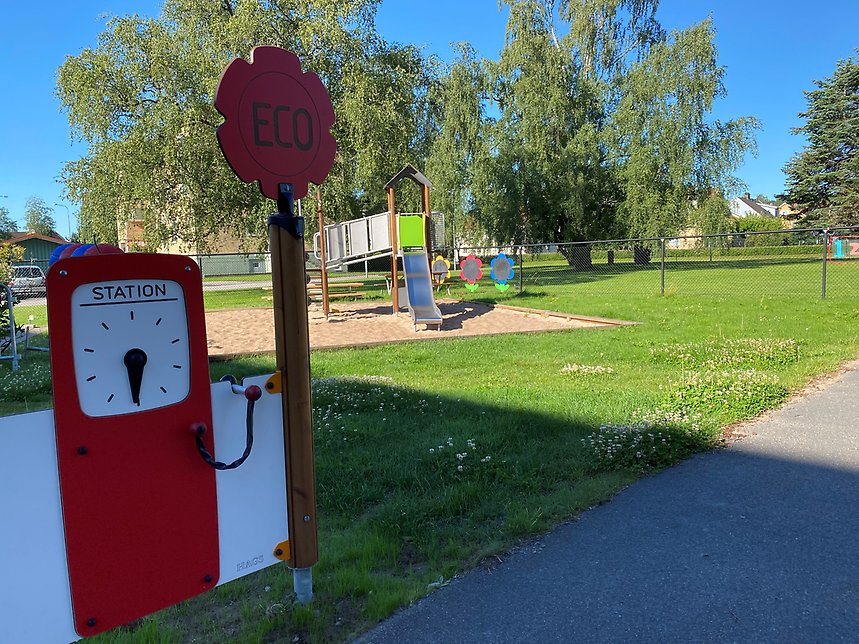 Vallens förskolas lekplats med en "bensinmack" och en rutschkana