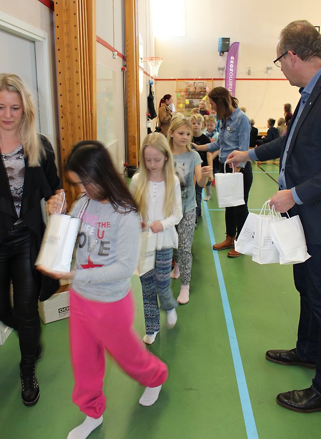Landsbygdsutvecklare Anna Theorell och kommunchefen Ulf Svensson delade ut en liten present till eleverna som tack för hjälpen.