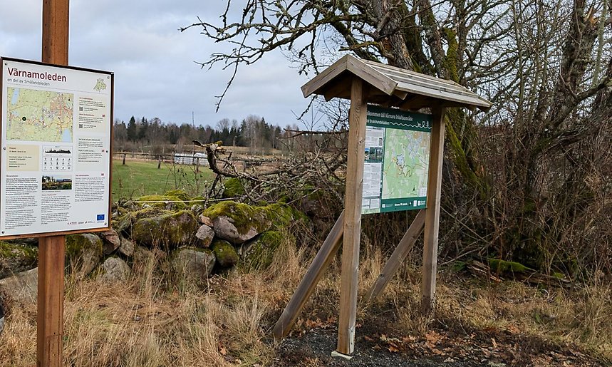 Bild på två entréskyltar i Värnaro friluftsområde