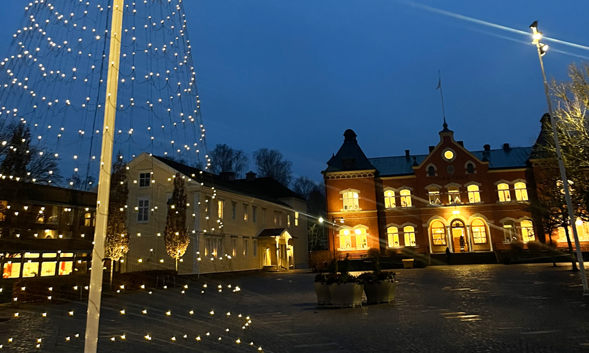 Bild på en julgran av ljusslingor och stadshuset i VÄrnamo