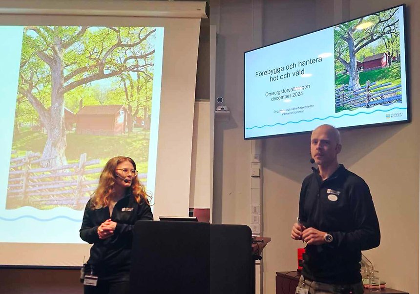 Bild på Frida Adelbrandt och Erik Stövring-Nielsen, säkerhetssamordnare när de föreläser om trygghet och säkerhet.