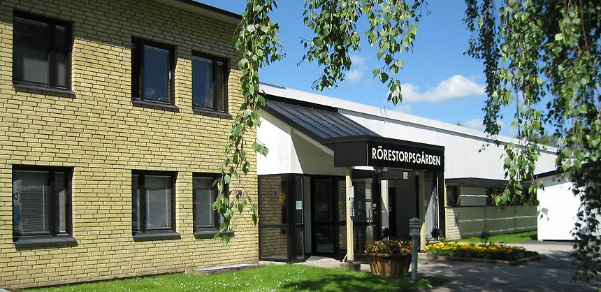 Entrén till Rörestorpsgården. Byggnaderna är av olika karaktär och har ett eller två våningsplan.