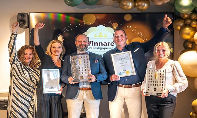 Glada vinnare av Fastigopriset 2023. Från vänster Catharina Elw, Anna Willstedt och Tobias Hörnquist, Gummifabriken Värnamo, och Ulf Rohlén och Karin Nordmark från Örebrobostäder. Foto: Fastigo