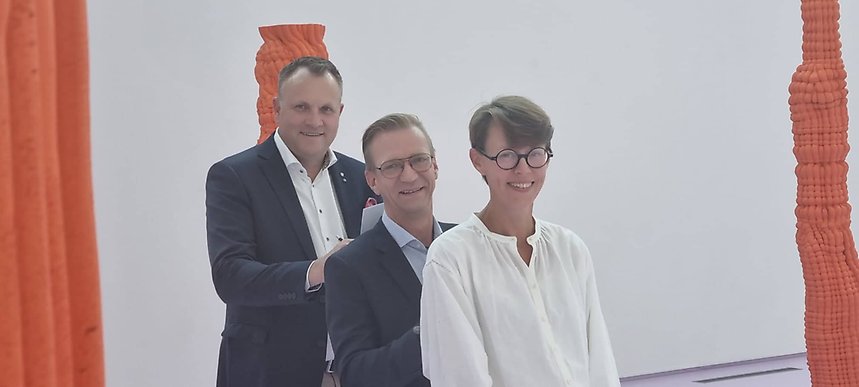 Mikael Karlsson, Per Eriksson och Elna Svenle vid signering av avtalet