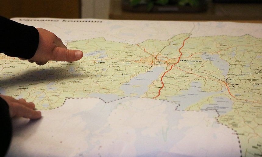 Bild på en hand som pekar på en karta över Värnamo kommun